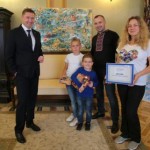 Родина захисника України отримала сертифікат на но...