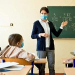 Освітяни всього світу вакцинуються, щоби розпочати...