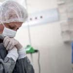 Двом родинам медичних працівників, які померли від...