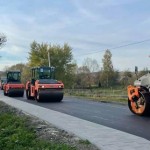 Дорожники асфальтують ділянку в межах села Топільн...