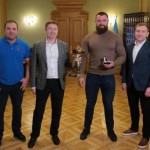 Максим Козицький привітав Павла Кордіяку з перемог...