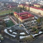 Біля найвищого флагштока області за участю військо...