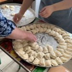 Жінки-волонтерки ліплять вареники для захисників: ...