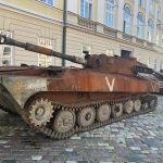 Вночі на площі Ринок у Львові почали монтувати вис...
