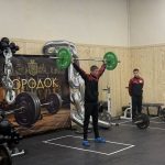 показовий виступ важкоатлета-юніора