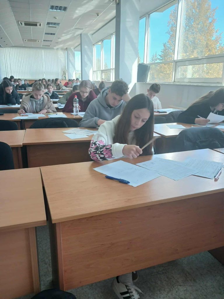 учні на олімпіаді з хімії, фотозвіт