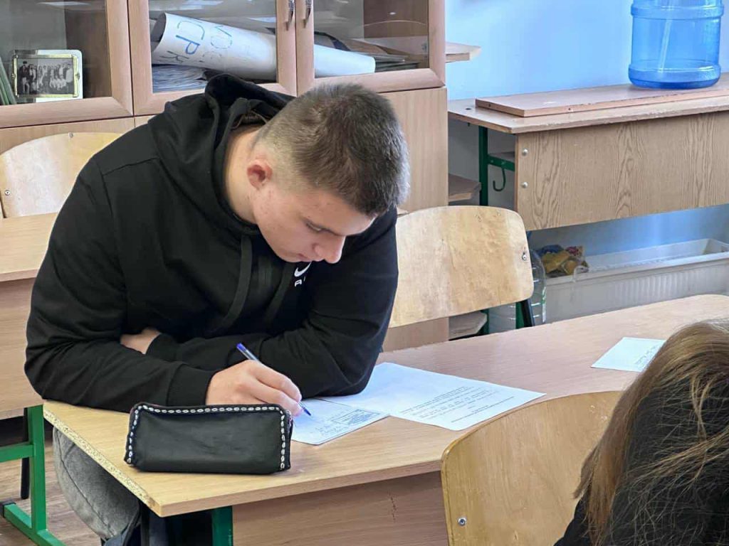 учні на олімпіаді з хімії, фотозвіт