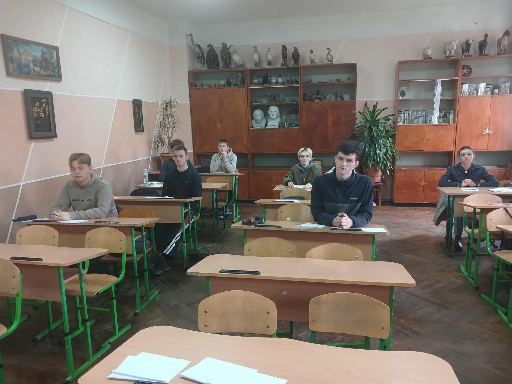 учні на олімпіаді з хімії, фотозвіт