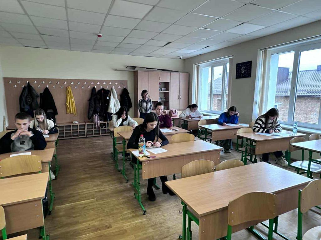 учні на олімпіаді з хімії, фотозвіт
