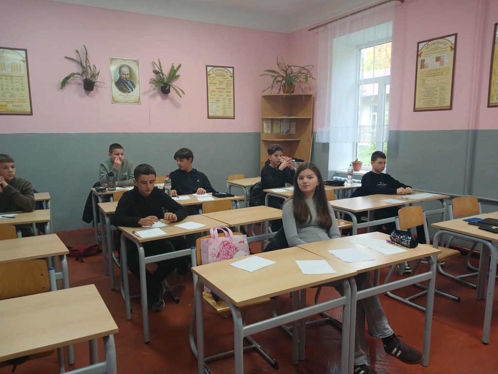 учні на олімпіаді з хімії, фотозвіт