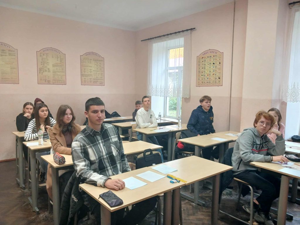 учні на олімпіаді з хімії, фотозвіт