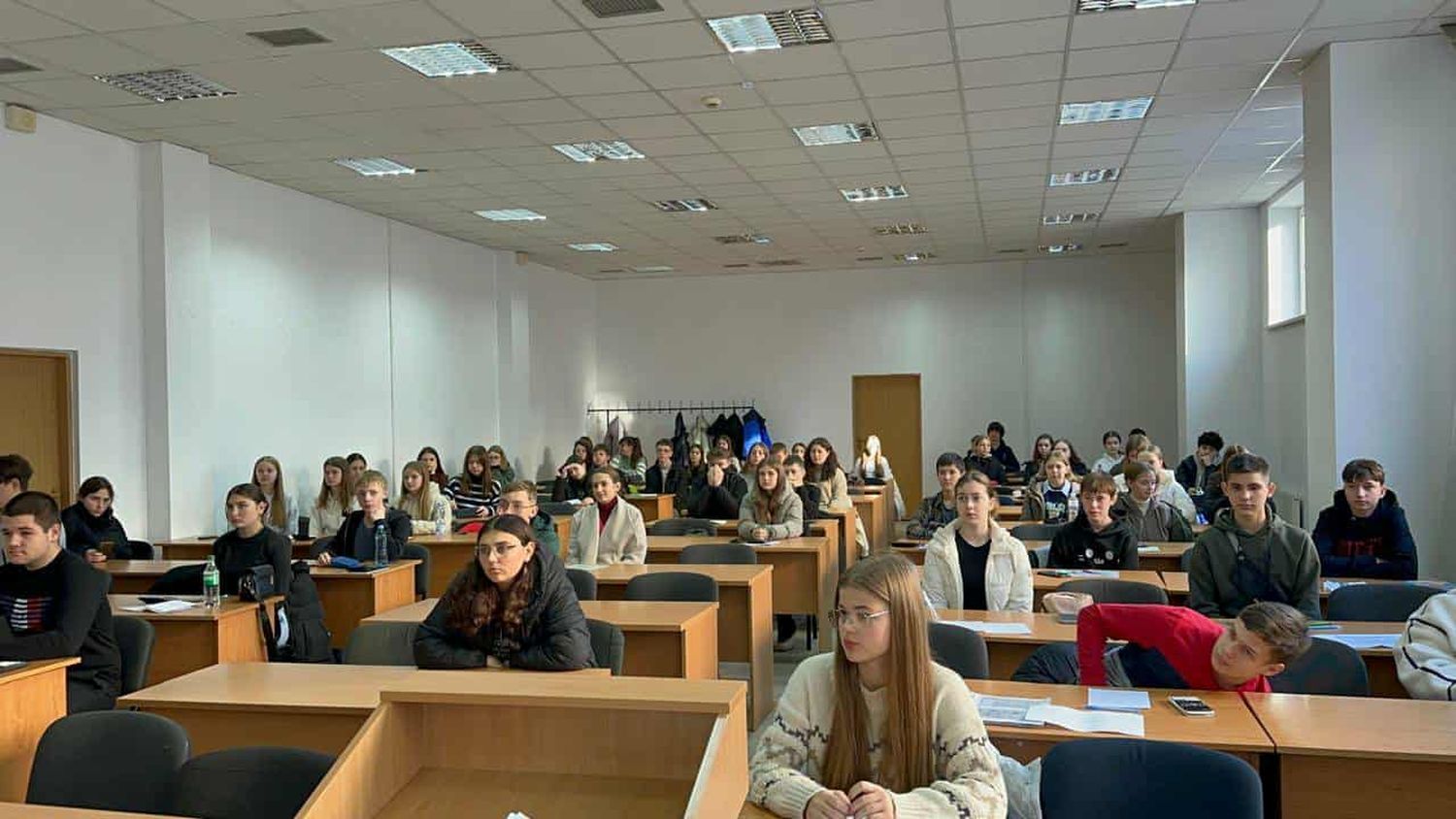 учні на олімпіаді з хімії