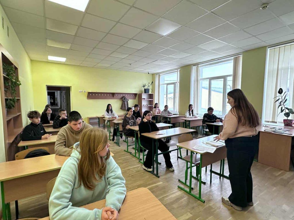 учні на олімпіаді з хімії, фотозвіт
