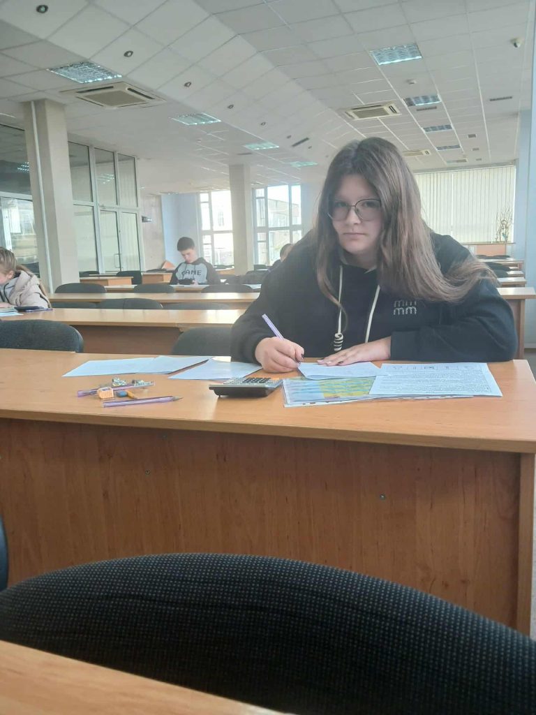 учні на олімпіаді з хімії, фотозвіт