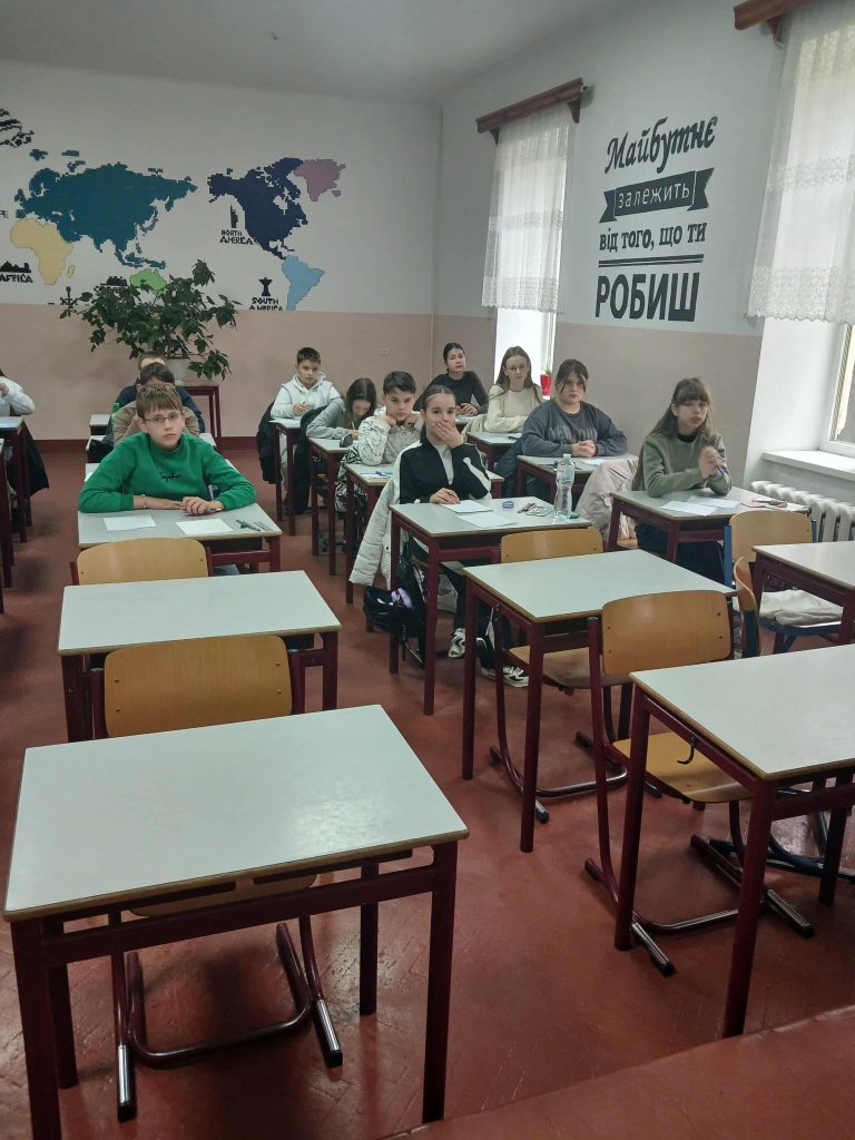 учні на олімпіаді з хімії, фотозвіт