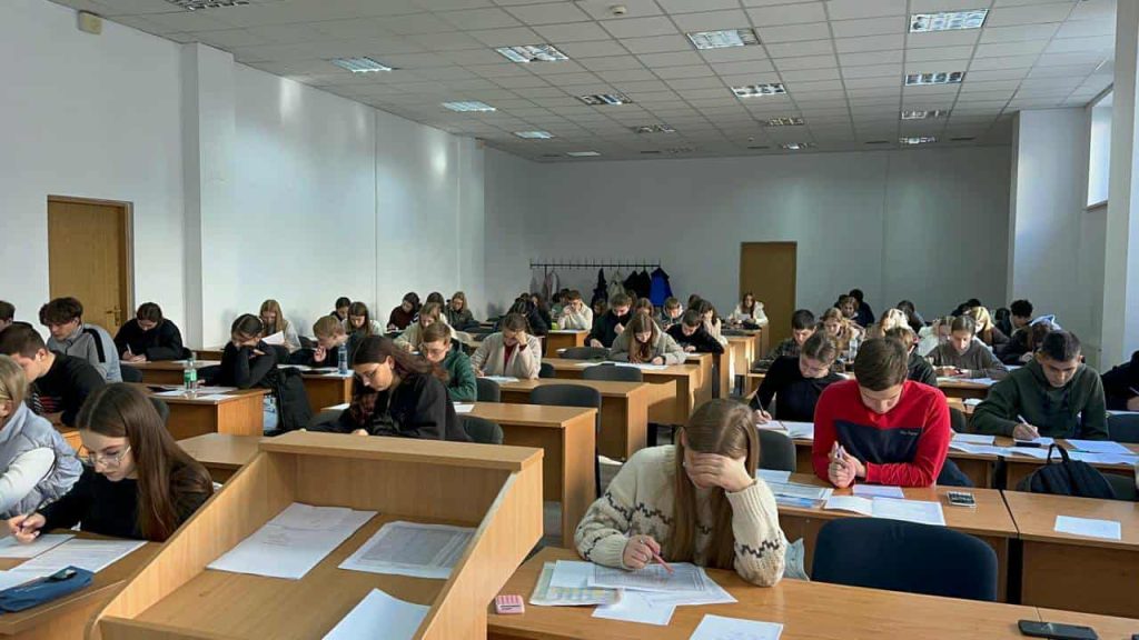учні на олімпіаді з хімії, фотозвіт