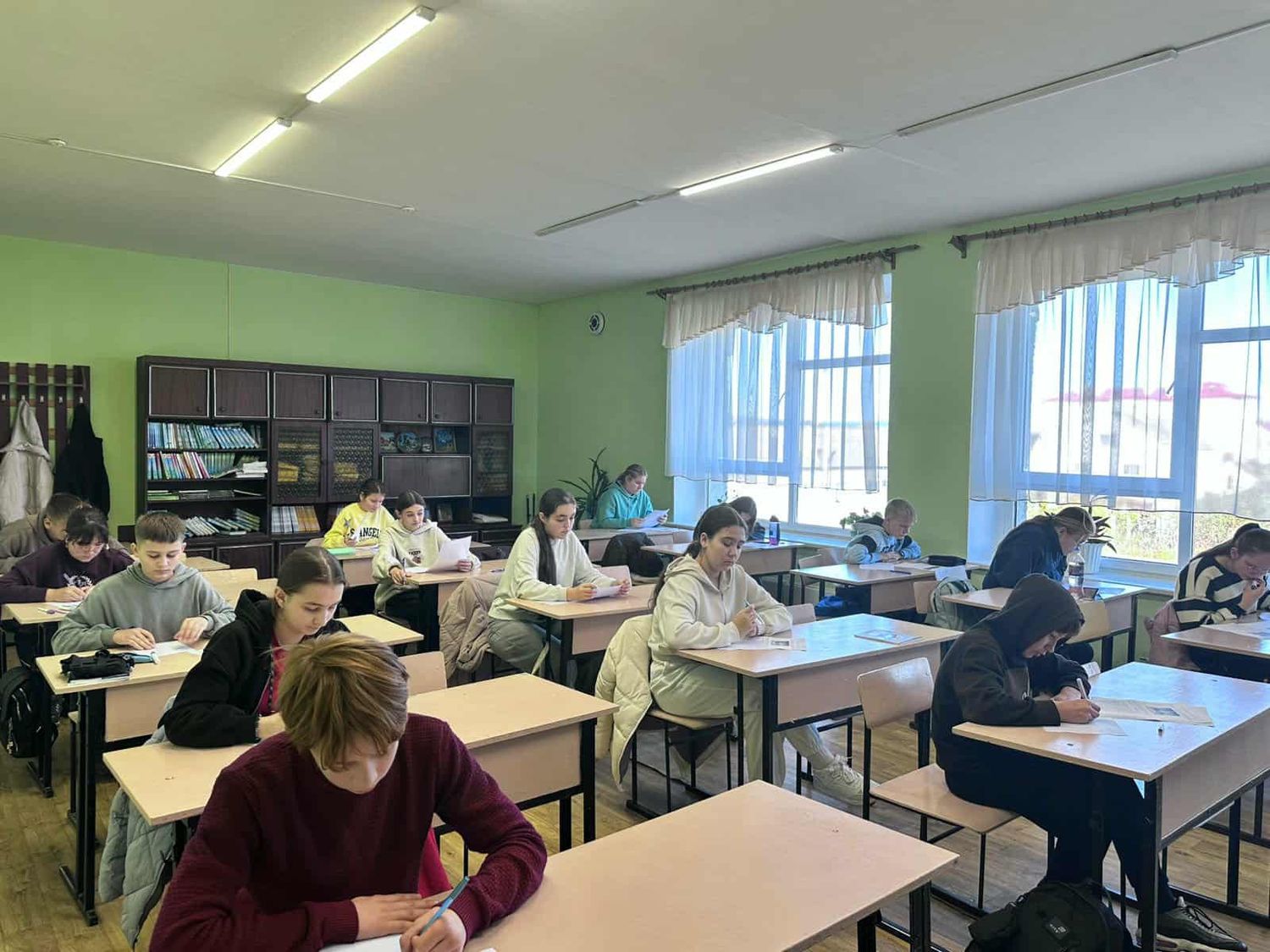 учні сидять в класі