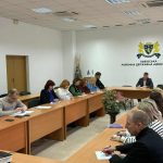 фото людей за столами, позаду герб Львівського району та напис "ЛЬВІВСЬКА РАЙОННА ДЕРЖАВНА АДМІНІСТРАЦІЯ"