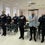 поліцейські управління охорони та голова рда павло грабський виконують гімн