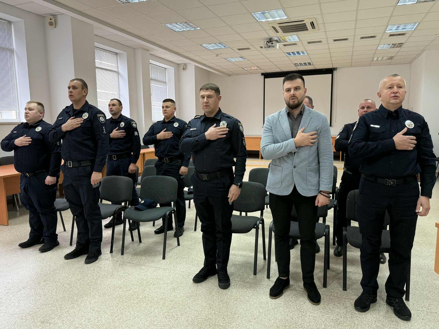 поліцейські управління охорони та голова рда павло грабський виконують гімн
