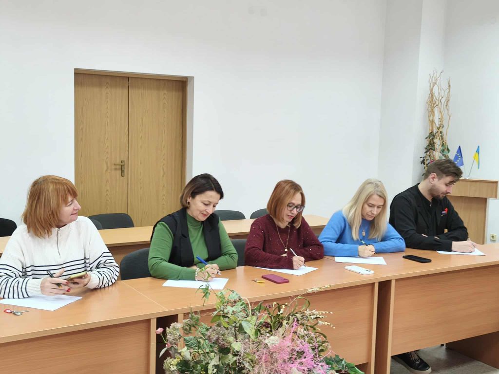 написання диктанту працівниками, фотозвіт