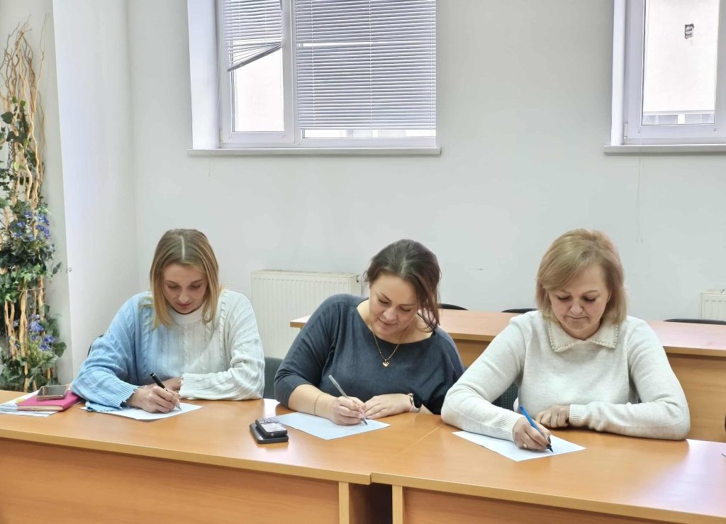 написання диктанту працівниками, фотозвіт