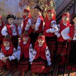 хлопці та дівчата з ансамблю чічка