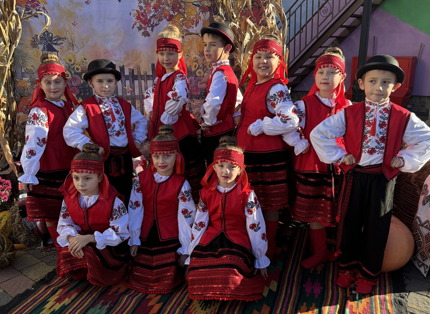 хлопці та дівчата з ансамблю чічка