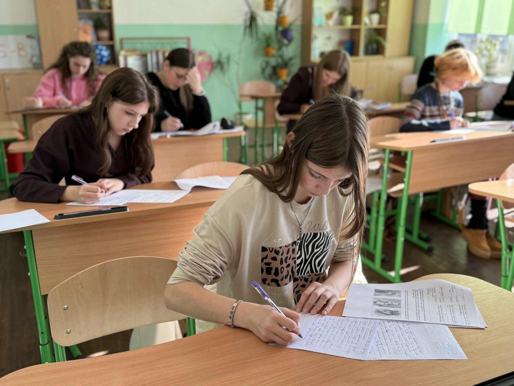 учні в класі, фотозвіт