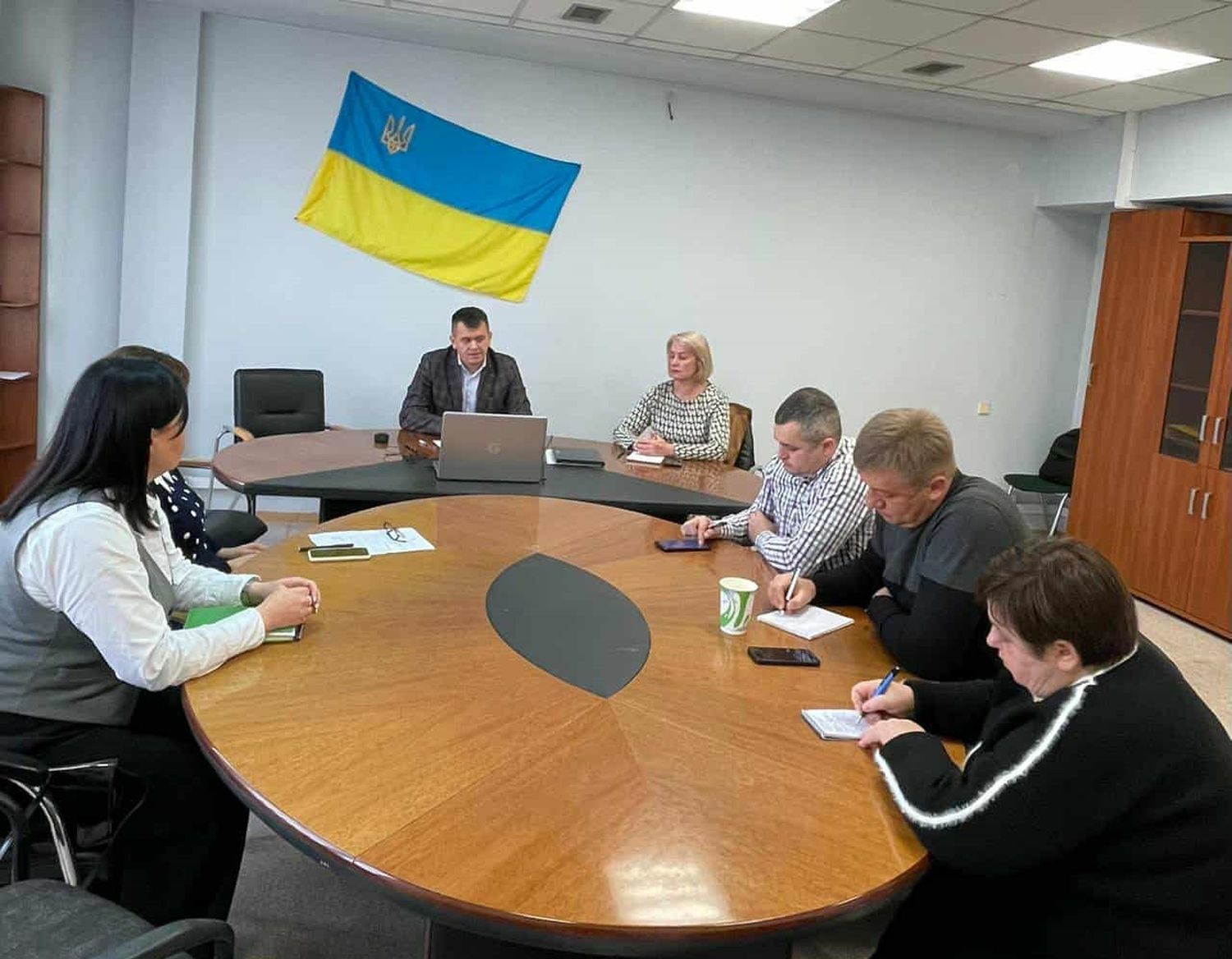 люди сидять за столом