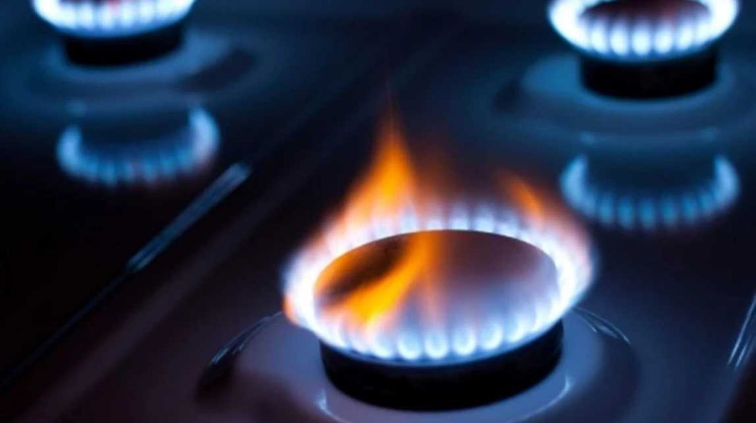 запалені газові конфорки на плиті