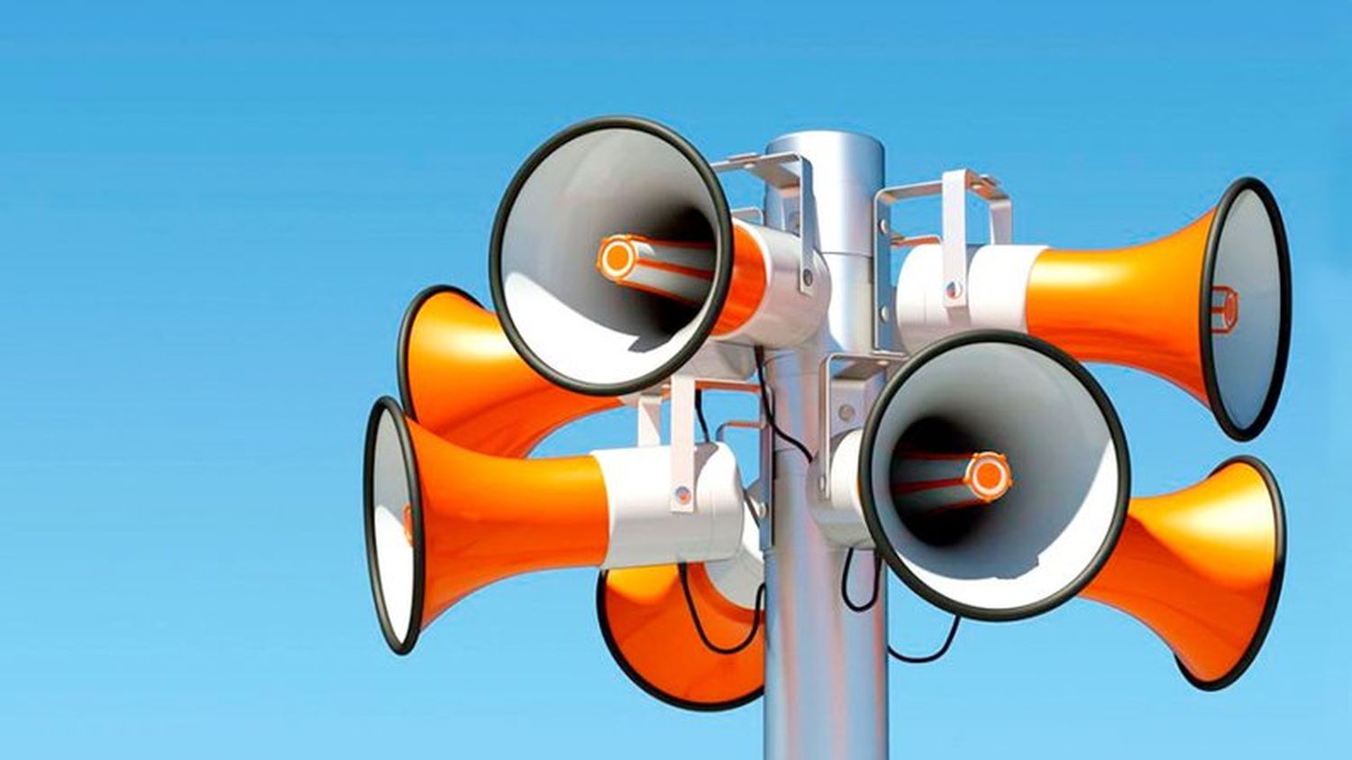 гучномовці на стовпі на фоні блакитного неба