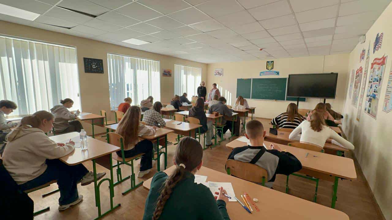 клас з вчителями та дітьми