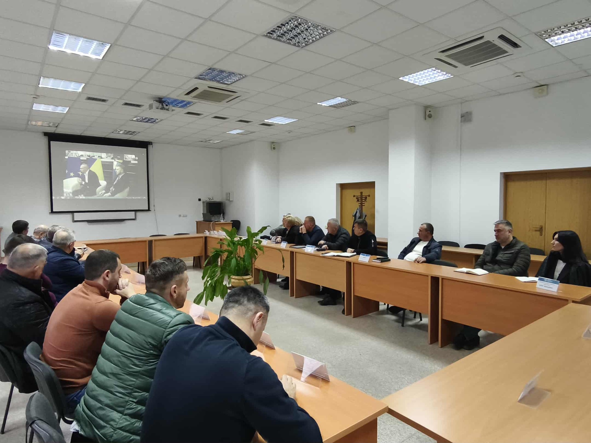 люди сидять на нараді за столом