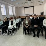 люди сидять в залі