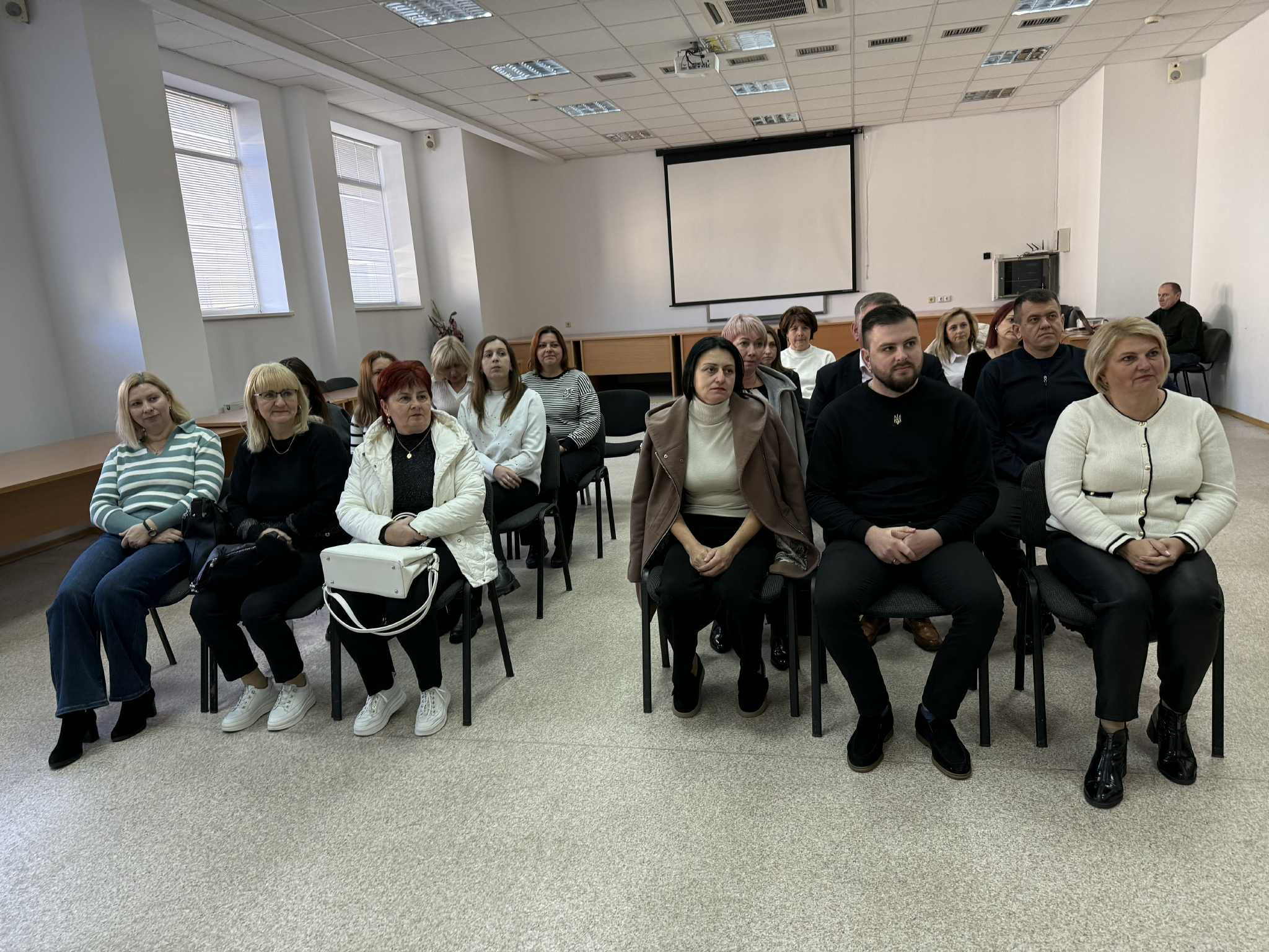 люди сидять в залі