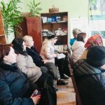 люди сидять в кабінеті на кріслах
