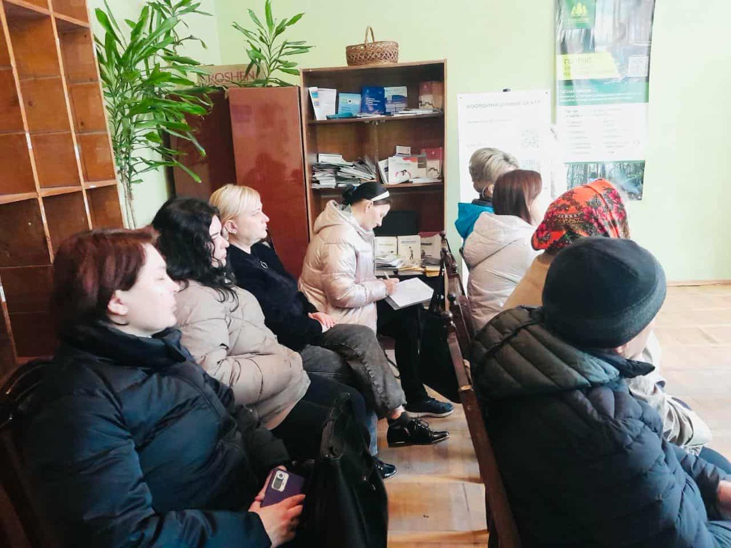 люди сидять в кабінеті на кріслах