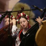 дівчата-бандуристки виконують композицію