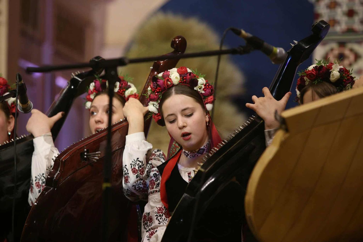 дівчата-бандуристки виконують композицію