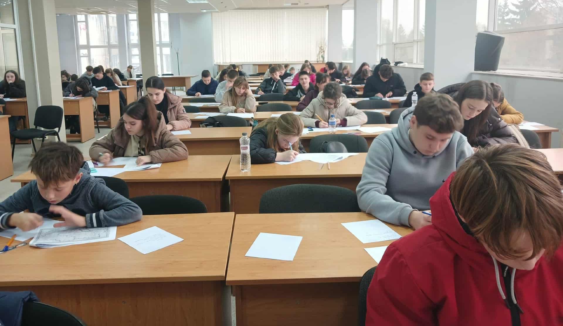учасники олімпіади сидять в аудиторії та пишуть