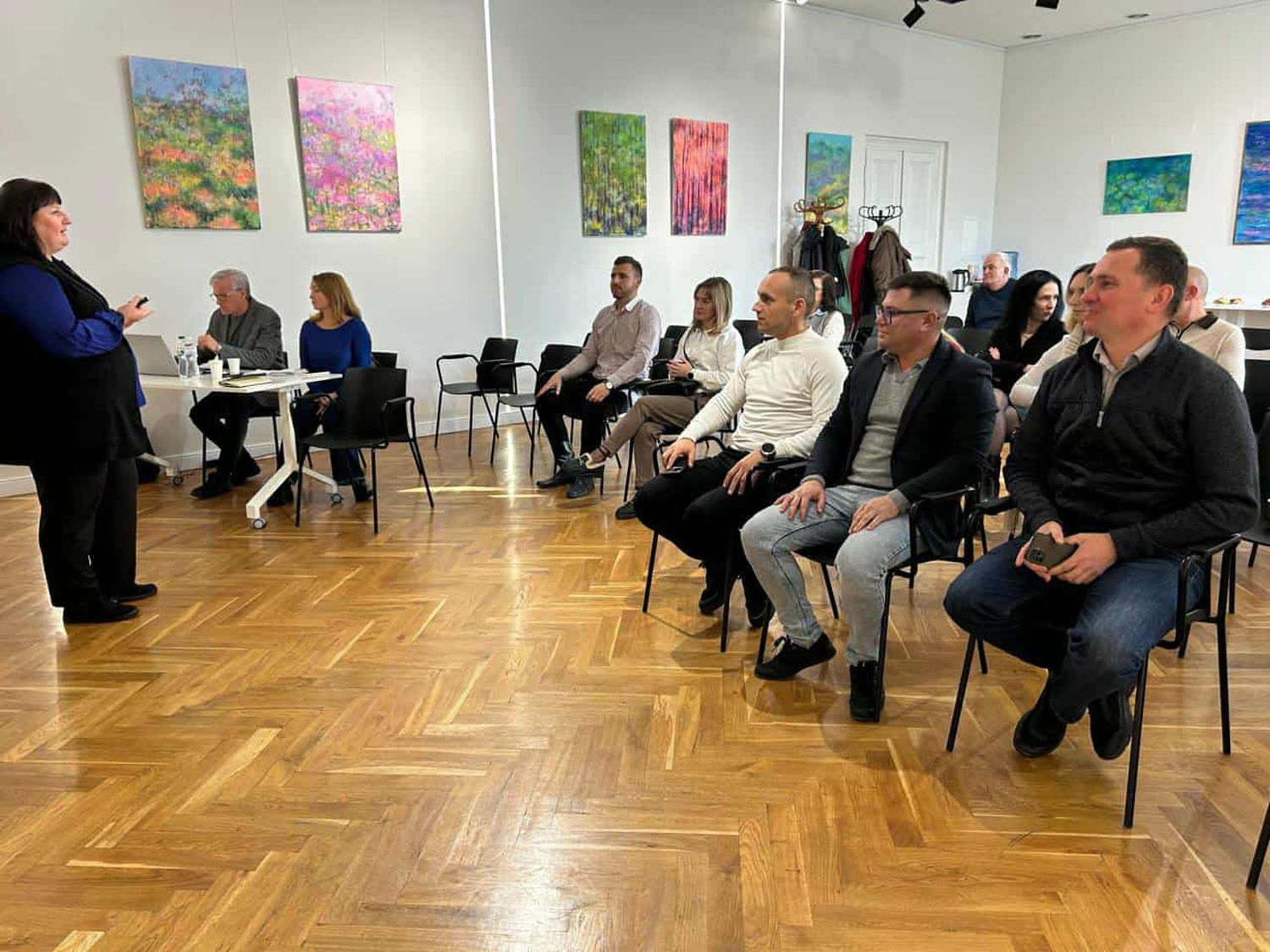 люди сидять на кріслах в кабінеті