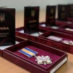 державні нагороди лежать на столі