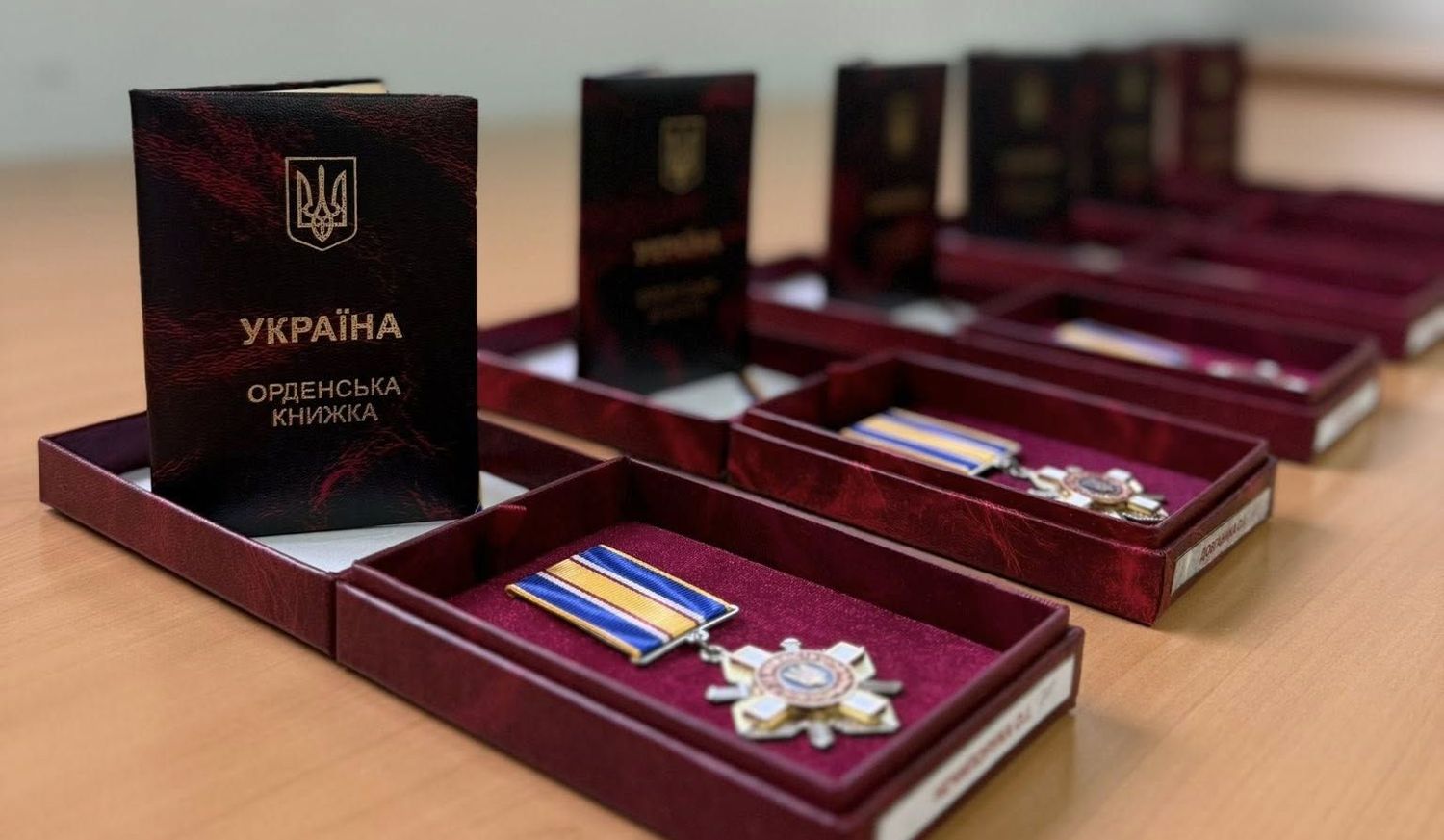 державні нагороди лежать на столі