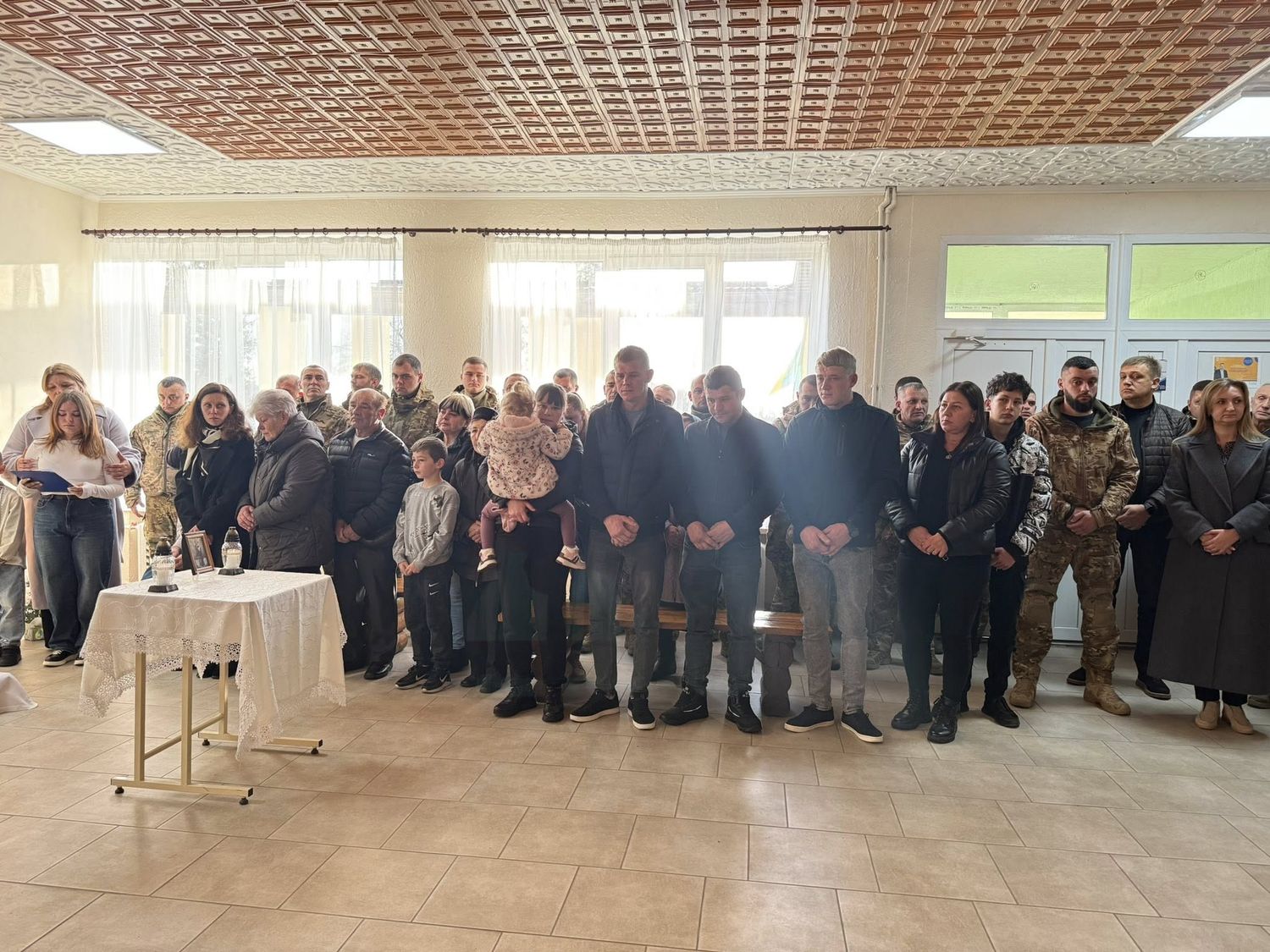 група людей стоїть в приміщенні