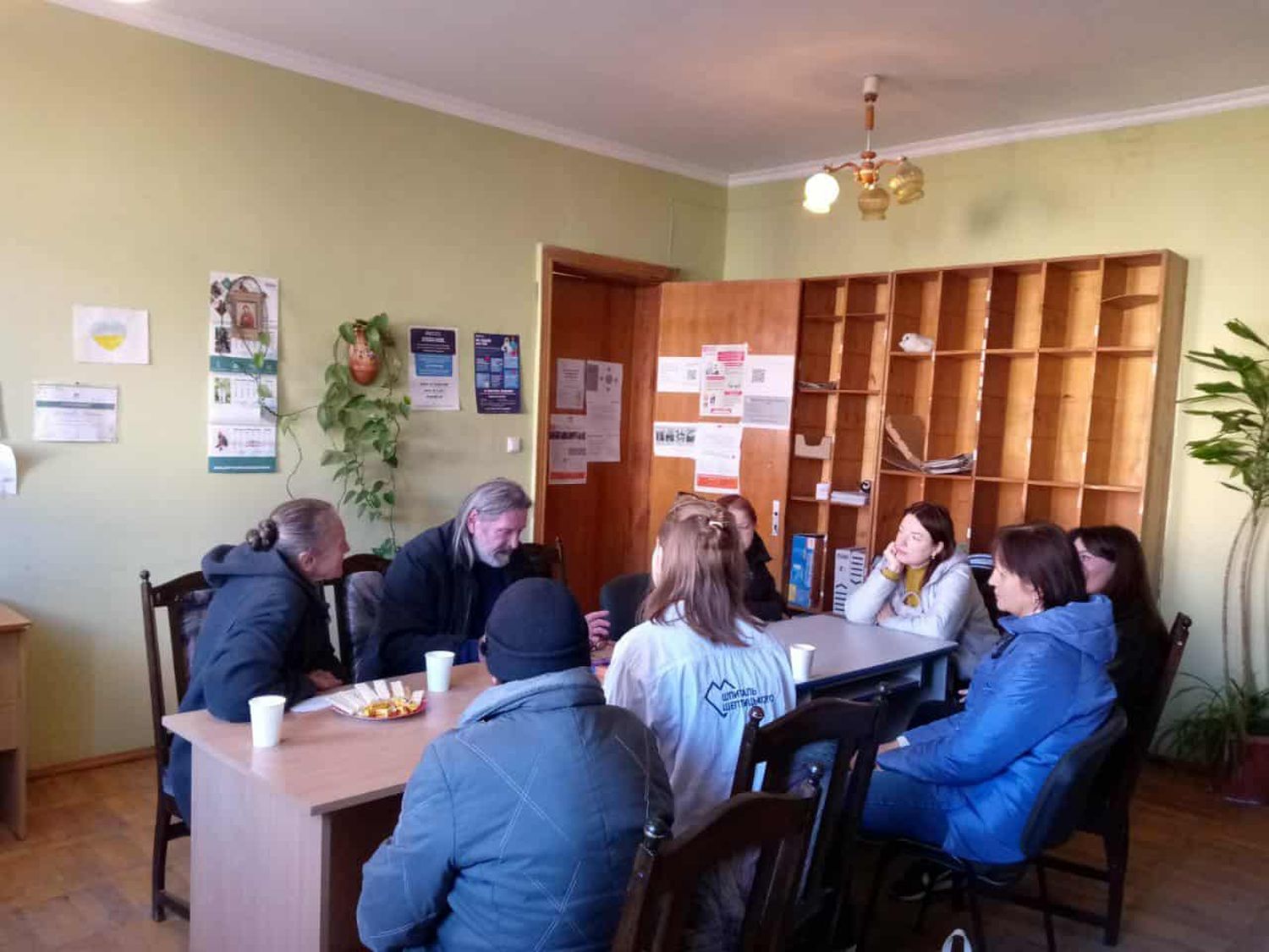 люди сидять за столом