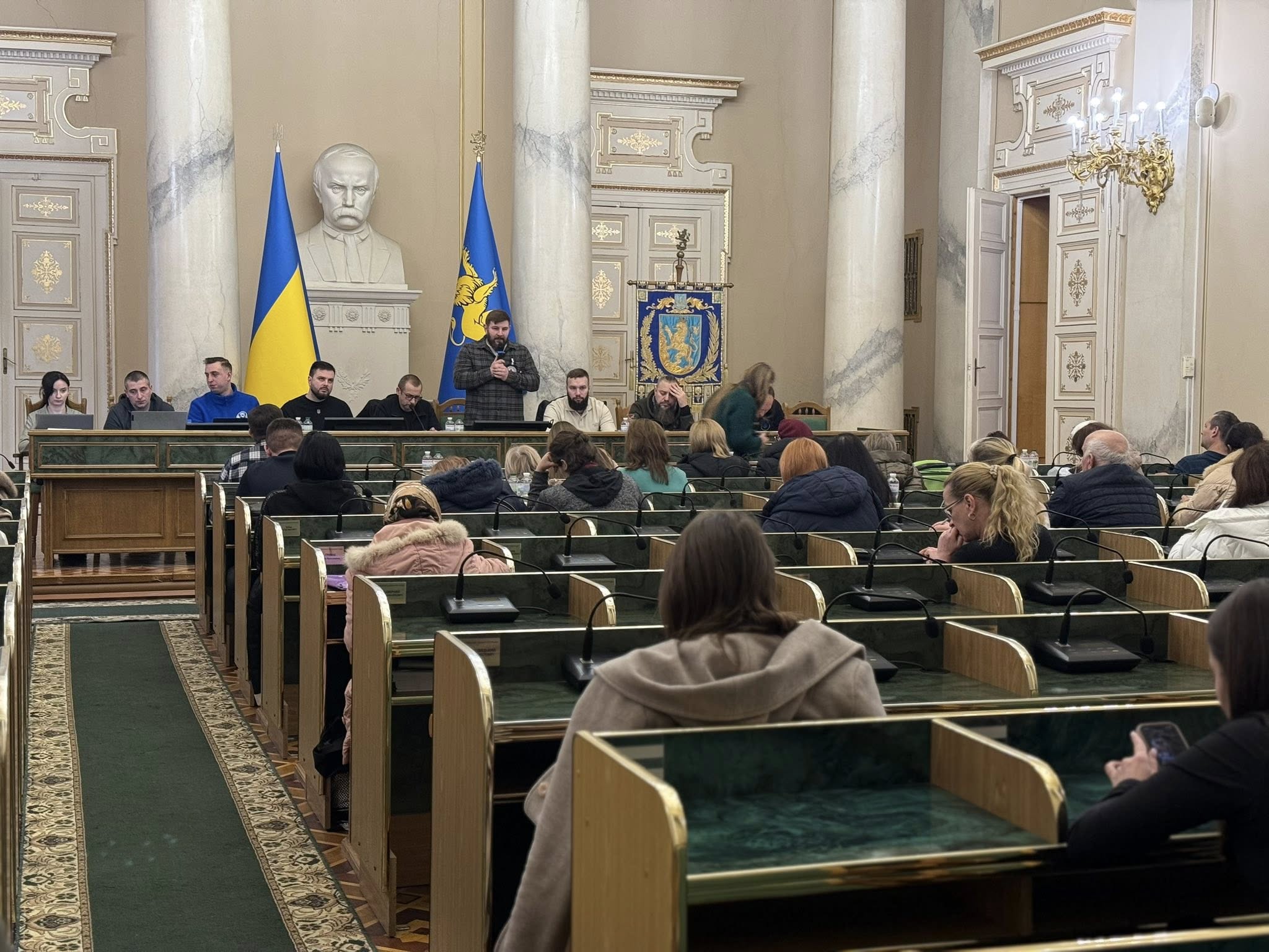 люди в сесійній залі