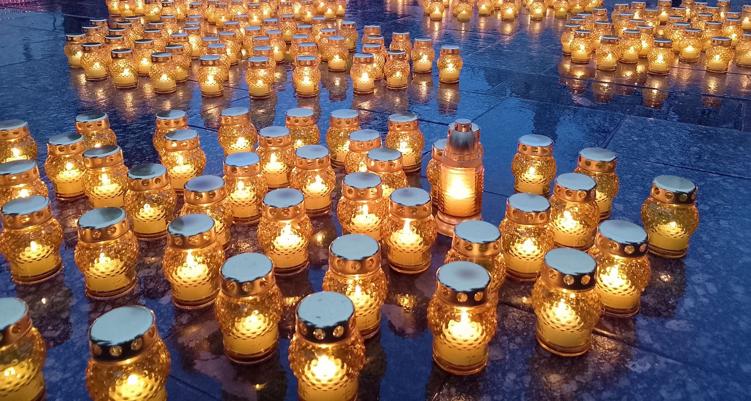 лампадки на гранітних плитах