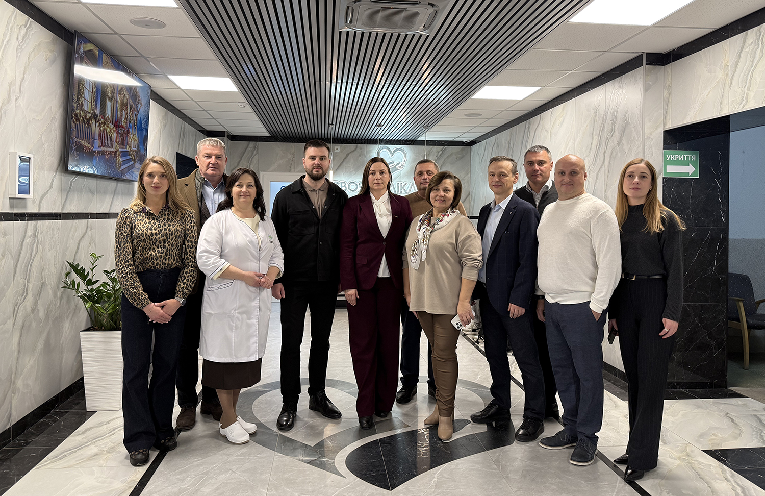 люди стоять в холі лікарні