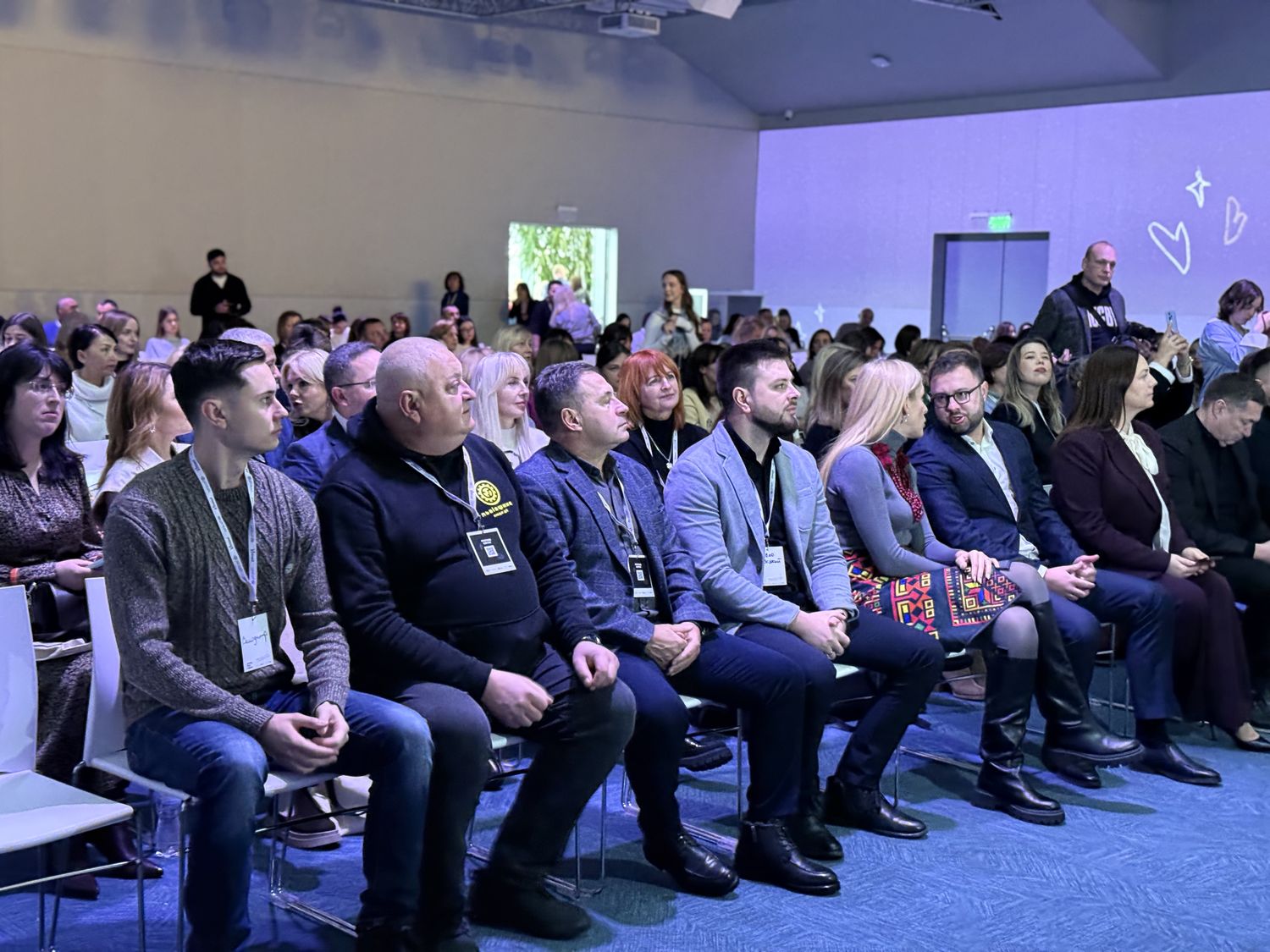 люди сидять в залі